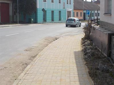 Služby města * Oprava chodníků v ulicích Pod Břehy a Hlavní