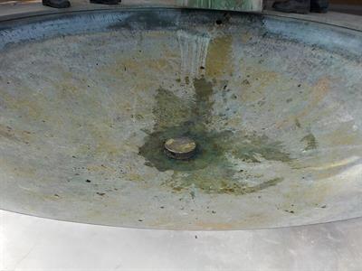 Služby města * Čištění kašny před radnicí města po zimním období