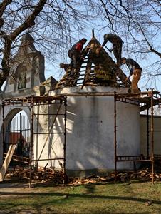 Zahájení opravy střech nárožních kaplí na hřbitově