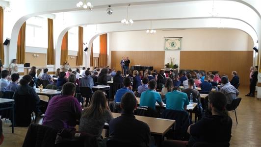 Gymnázium * Studenti gymnázia na dějepisné soutěži