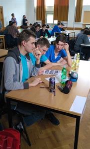 Gymnázium * Studenti gymnázia na dějepisné soutěži
