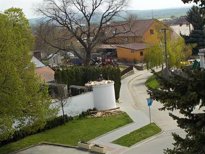 Práce na výměně střešní krytiny na nárožních kaplích velkopavlovického hřbitova