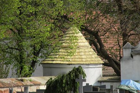 Práce na výměně střešní krytiny na nárožních kaplích velkopavlovického hřbitova