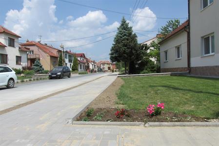  Chodník v ul. Růžová je dokončen, v ul. Hlavní byly práce započaty