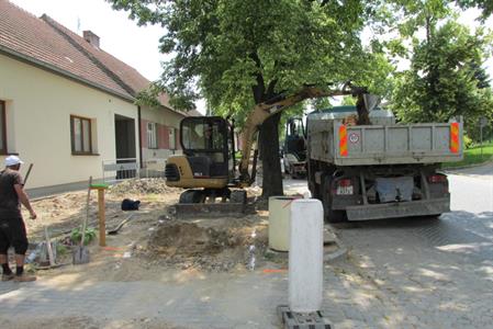  Chodník v ul. Růžová je dokončen, v ul. Hlavní byly práce započaty
