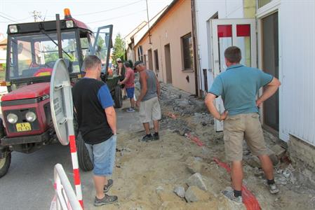 Služby města * Rekonstrukce chodníku na ulici Bezručova