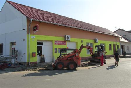 Služby města * Práce na budování chodníku před prodejnou potravin na ulici Úvoz