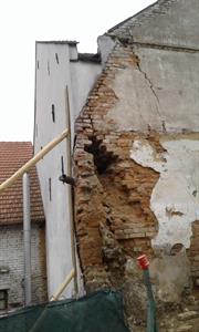 Služby města * Demolice stodoly za základní uměleckou školou