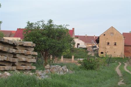 Služby města * Demolice stodoly za základní uměleckou školou