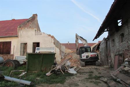 Služby města * Demolice stodoly za základní uměleckou školou