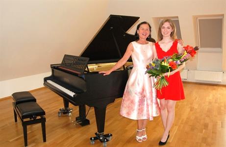 ZUŠ * Absolventský koncert klavíristky Evy Škrobákové
