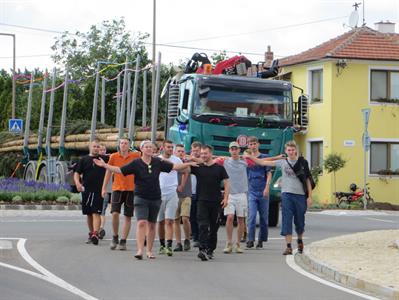 Chasa přivezla máju