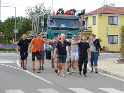Chasa přivezla máju