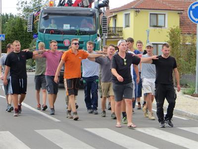 Chasa přivezla máju