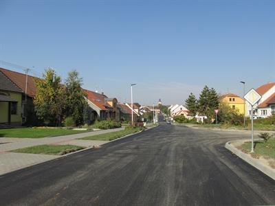 Služby města * Nový asfaltový povrch vozovky na ulici Dlouhá