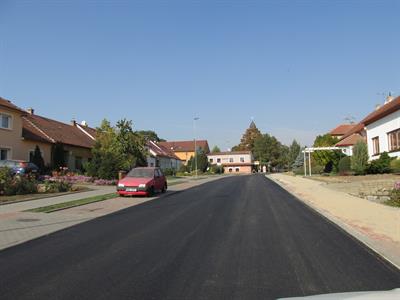 Služby města * Nový asfaltový povrch vozovky na ulici Dlouhá