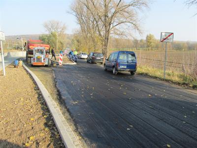 Práce na vjezdovém ostrůvku do města jsou u konce