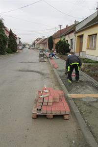 V ulici Zelnice pokračují práce na chodníku