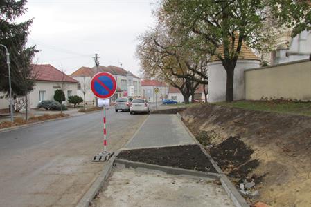 Podélné stání mezi hasičskou zbrojnicí a kostelem