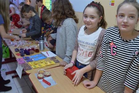 Gymnázium * Vánoční studentský jarmark a koncert v kostele