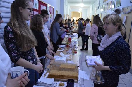 Gymnázium * Vánoční studentský jarmark a koncert v kostele