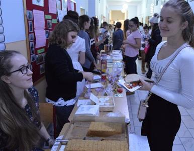 Gymnázium * Vánoční studentský jarmark a koncert v kostele