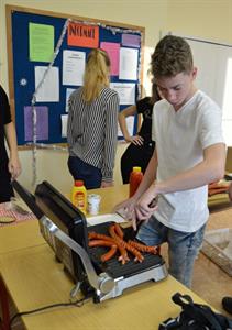 Gymnázium * Vánoční studentský jarmark a koncert v kostele