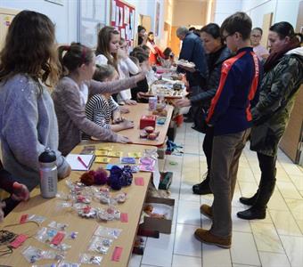 Gymnázium * Vánoční studentský jarmark a koncert v kostele