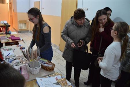 Gymnázium * Vánoční studentský jarmark a koncert v kostele