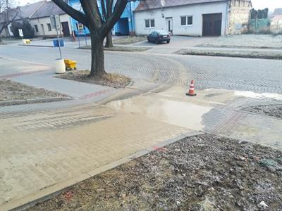 Oprava poruchy vodovodu na ulici Hlavní u nákupního střediska