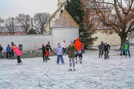 Bruslení na ledové ploše na hřišti za kostelem