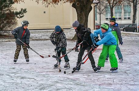 Bruslení na ledové ploše na hřišti za kostelem