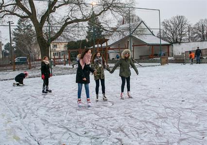 Bruslení na ledové ploše na hřišti za kostelem