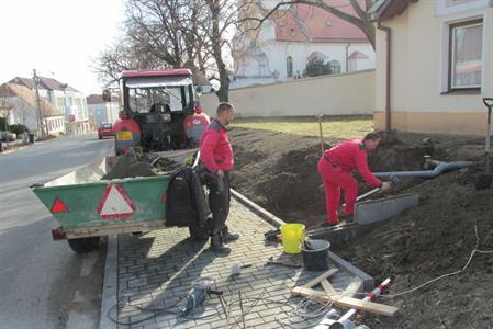 Parkoviště mezi hasičskou zbrojnicí a kostelem slouží motoristům