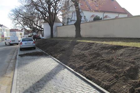 Parkoviště mezi hasičskou zbrojnicí a kostelem slouží motoristům