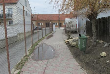 Služby města * Oprava chodníku mezi prodejnou COOP a pekárnou paní Pláteníkové