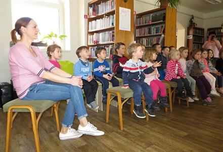 Městská knihovna * Třída Sluníčka z Mateřské školy V. Pavlovice na jarní besedě v knihovně