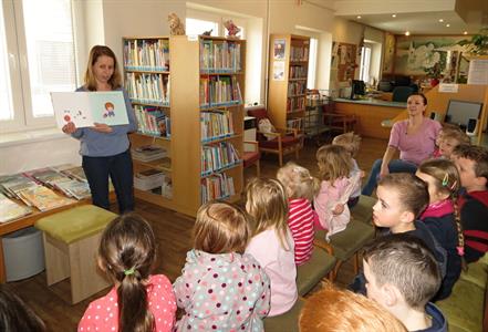 Městská knihovna * Třída Sluníčka z Mateřské školy V. Pavlovice na jarní besedě v knihovně