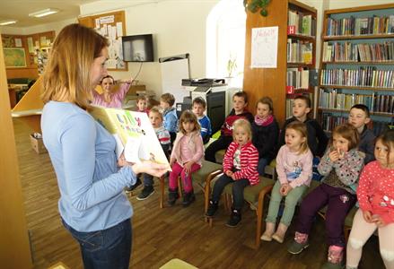 Městská knihovna * Třída Sluníčka z Mateřské školy V. Pavlovice na jarní besedě v knihovně