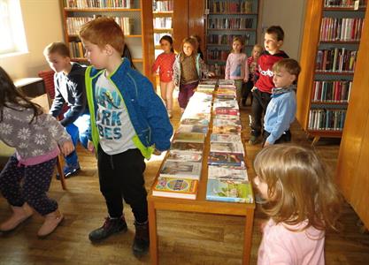 Městská knihovna * Třída Sluníčka z Mateřské školy V. Pavlovice na jarní besedě v knihovně