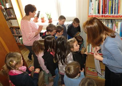 Městská knihovna * Třída Sluníčka z Mateřské školy V. Pavlovice na jarní besedě v knihovně