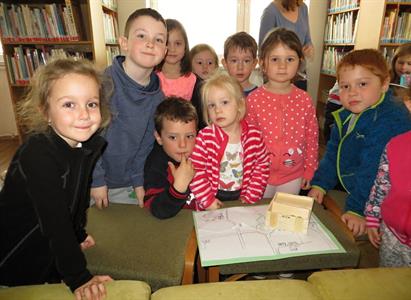 Městská knihovna * Třída Sluníčka z Mateřské školy V. Pavlovice na jarní besedě v knihovně