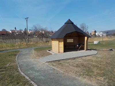 Služby města * Zpevněná plocha před altánkem v relaxačním parku u Trkmanky
