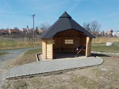 Služby města * Zpevněná plocha před altánkem v relaxačním parku u Trkmanky