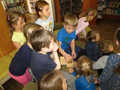 Městská knihovna * Děti z mateřské školy na cestě za pokladem a na besedě s knihou Lily a Momo