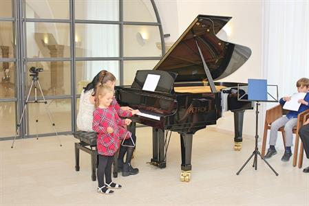 Základní umělecká škola * Absolventský koncert mladých klavíristů - Kristýny Machačové, Kláry Mikulicové, Anabely Horáčkové a Miroslava Náležinského