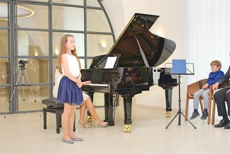 Základní umělecká škola * Absolventský koncert mladých klavíristů - Kristýny Machačové, Kláry Mikulicové, Anabely Horáčkové a Miroslava Náležinského
