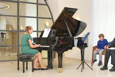 Základní umělecká škola * Absolventský koncert mladých klavíristů - Kristýny Machačové, Kláry Mikulicové, Anabely Horáčkové a Miroslava Náležinského