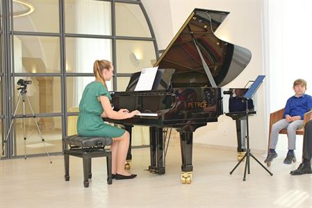 Základní umělecká škola * Absolventský koncert mladých klavíristů - Kristýny Machačové, Kláry Mikulicové, Anabely Horáčkové a Miroslava Náležinského