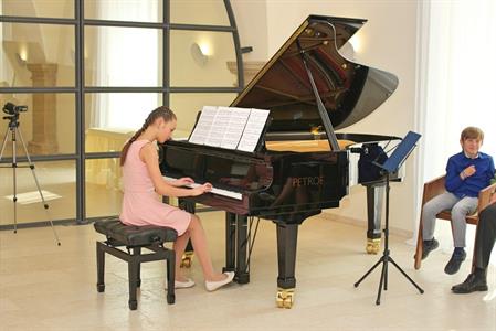 Základní umělecká škola * Absolventský koncert mladých klavíristů - Kristýny Machačové, Kláry Mikulicové, Anabely Horáčkové a Miroslava Náležinského